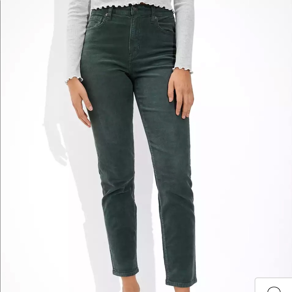 LIKE NEW AMERICAN EAGLE SIZE 8 CORDUROY MOM JEANS